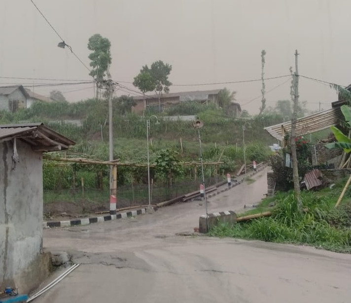 Hujan air bercampur abu vulkanik terjadi di wilayah desa Tlogolele, Kecamatan Selo, Kabupaten Boyolali pada Jumat (8/12). (BPBD Kabupaten Boyolali)