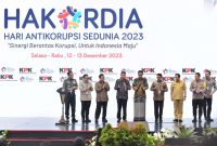 Presiden Jokowi didampingi sejumlah pejabat menghadiri Puncak Peringatan Hakordia, di Istora Senayan, Jakarta, Selasa (12/12/2023)