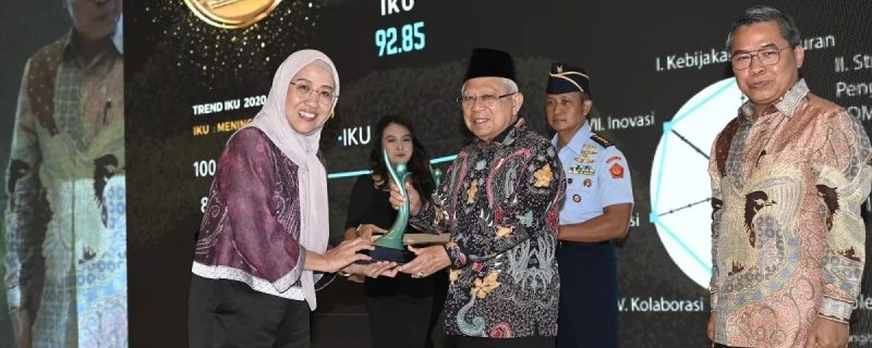 Wakil Presiden RI KH Ma’ruf Amin saat menyerahkan Anugerah PROPER 2023