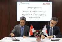 Pertamina NRE - TEPCO HD saat penandatanganan Perjanjian Pengembangan Bersama Hidrogen dan Amonia Rendah Karbon 