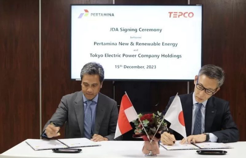 Pertamina NRE - TEPCO HD saat penandatanganan Perjanjian Pengembangan Bersama Hidrogen dan Amonia Rendah Karbon