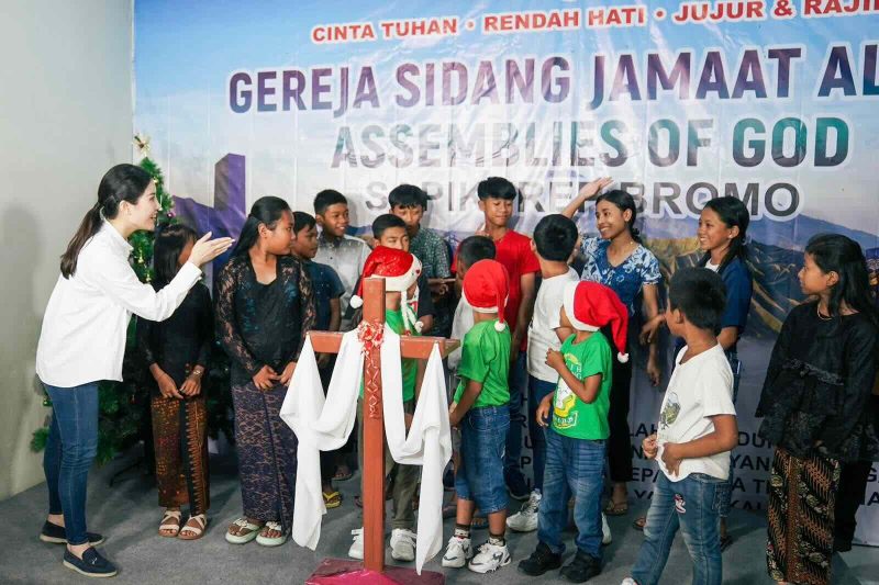 Wamenparekraf Angela Tanoesoedibjo secara langsung meninjau Gereja Sidang Jemaat Allah (GSJA) Sapikerep Bromo yang telah selesai direnovasi.