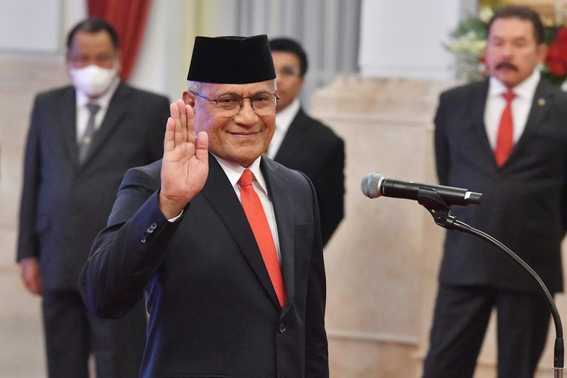 Presiden RI Joko Widodo melantik Irjen Pol Marthinus Hukom sebagai Kepala BNN, Jumat (08/12/2023), di Istana Negara, Jakarta. (Foto: Humas Setkab)