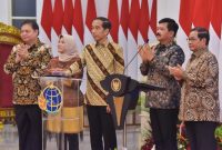 Presiden Jokowi meluncurkan sekaligus menyerahkan secara simbolis sertifikat tanah elektronik di seluruh tanah air, Senin (04/12/2023), di Istana Negara, Jakarta