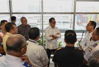 Menteri Perhubungan Budi Karya Sumadi meninjau implementasi program National Logistic Ecosystem (NLE) di Pelabuhan Tanjung Priok, Jakarta, Selasa (26/12)