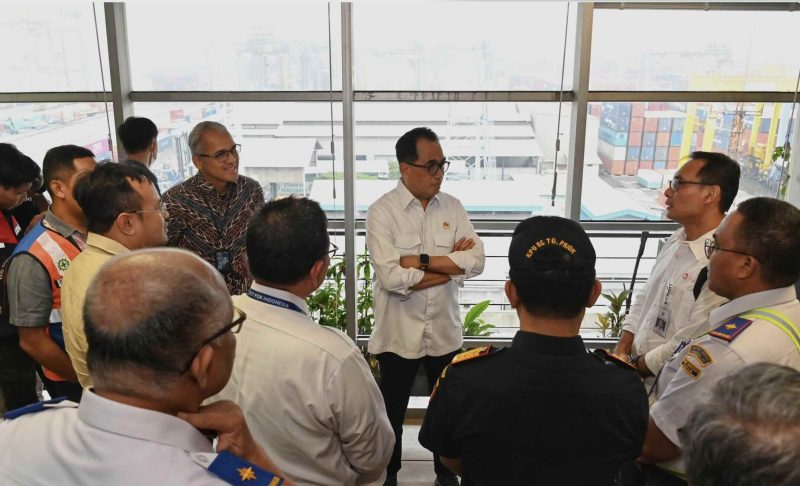 Menteri Perhubungan Budi Karya Sumadi meninjau implementasi program National Logistic Ecosystem (NLE) di Pelabuhan Tanjung Priok, Jakarta, Selasa (26/12)