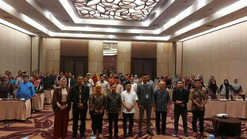 Komisioner KPU Kota Bekasi foto bersama dengan peserta sosialisasi dan pendidikan pemilih yang diikuti para pekerja sektor informal