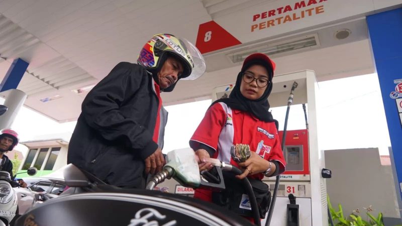 Petugas Pertamina sedang melayani pelanggan di SPBU