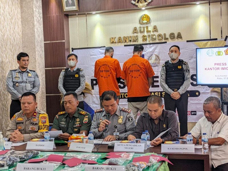 Kantor Imigrasi Sibolga mengamankan dua warga negara asing (WNA) asal Iran berinisal MEA (34) dan AAM (36) yang diduga melakukan tindak penipuan kepada warga Tapanuli Tengah