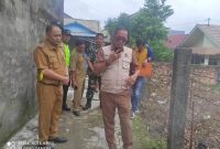 Asisten II Pemkot H Ahmad Zulinto didampingi Camat Kemuning M Irman beserta jajaran mendatangi lokasi penutupan akses jalan warga.