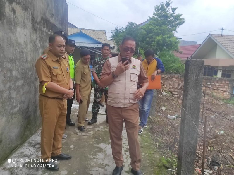 Asisten II Pemkot H Ahmad Zulinto didampingi Camat Kemuning M Irman beserta jajaran mendatangi lokasi penutupan akses jalan warga.