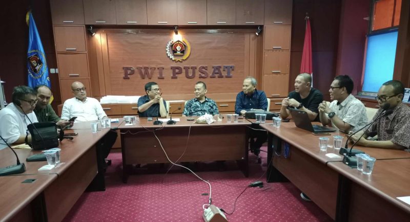 PWI Pusat menyediakan informasi yang akurat dan membentuk Satgas Anti Hoaks PWI sebagai langkah preventif