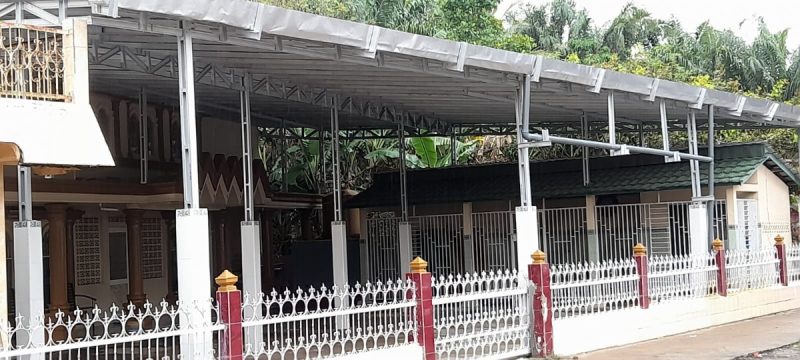Disperkimtan Ogan Ilir membangun sayap atap Masjid Al Ikhwan di Desa Ulak Kerbau Baru Tanjung Raja