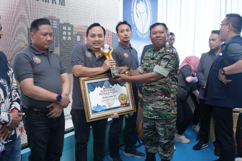 PT Bukit Asam Tbk (PTBA) menuai trofi Gold dan dinobatkan sebagai Perusahaan Terbaik dalam ajang Anugerah Serelo CSR Award yang diselenggarakan oleh Pemerintah Kabupaten Lahat.