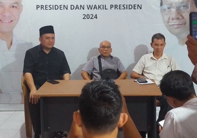 Pengamat Sosial Politik Sumsel, Bagindo Togar Butar-butar usai menghadiri acara nonton bareng debat Capres di sekretariat TPD GAMA Sumsel.