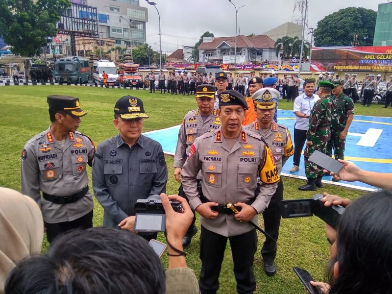 Kapolda Sumsel Irjen Pol Rachmad Wibowo SIK bersama PJ Gubernur Agus Fatoni memberikan keterangan usai memimpin Apel OLM 2023 di halaman Mapolda Sumsel, Kamis 21 Desember 2023.