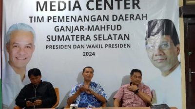 Sekjen TPD Sumsel Agus Sutikno bersama Pengamat Sospol Bagindo Togar Cawapres di Sekretariat TPD Ganjar Mahfud Sumsel, Jumat (22/12/2023) malam.
