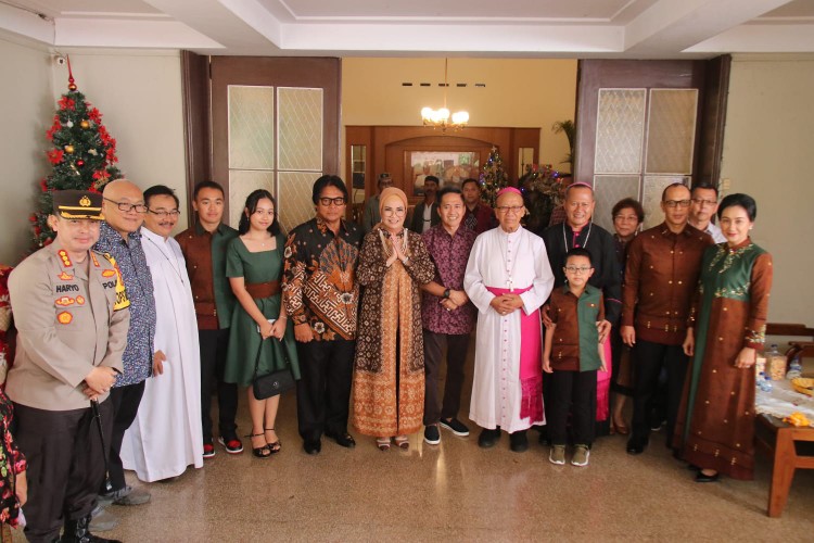 Momen perayaan Natal 2023 dalam kebersamaan di antaranya PJ Walikota Palembang Ratu Dewa, Pemimpin Gereja Katedral Santa Maria Palembang, Uskup Yohanes Harun Yuwono, Kapolda Sumsel Irjen Pol A. Rachmad Wibowo dan Ketua DPRD Sumsel Hj RA Anita Noeringhati, Kapolrestabes Palembang Harryo Sugihartono, Senin 25 Desember 2023.