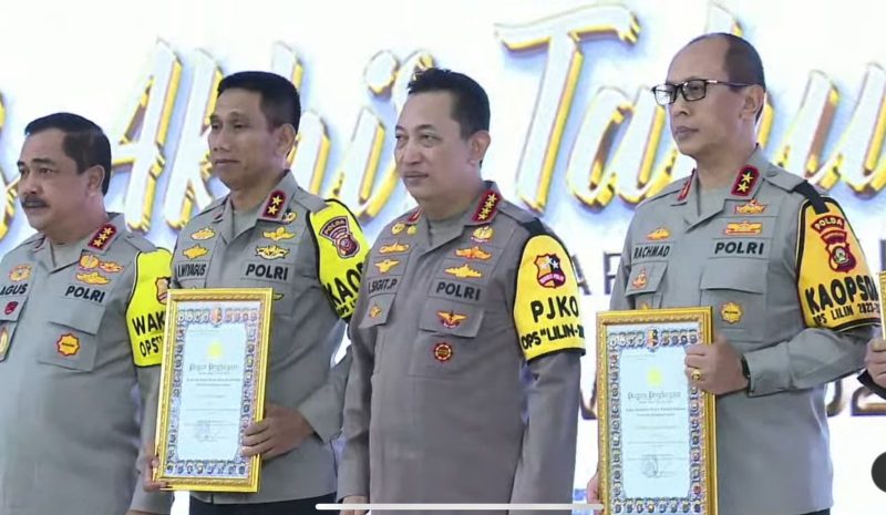 Kapolda Sumsel Irjen Pol A Rachmad Wibowo SIK menerima langsung Penghargaan Program Quick Win Presisi 2023 dari Kapolri Jenderal Listyo Sigit Prabowo di Rupatama Mabes Polri, Rabu 28 Desember 2023.