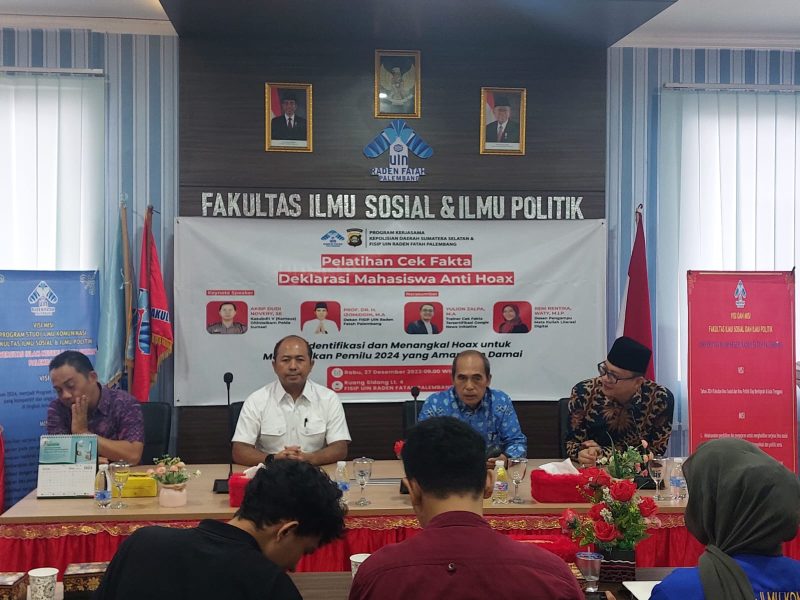 Dekan Fakultas Ilmu Sosial dan Ilmu Politik Izomiddin bersama Kasubdit Kamsus AKBP Dudi Novery, Trainer Cek Fakta Tersertifikasi Google News Initiative Yulion Zalpa dan Reni Rentika Waty selaku Dosen Pengampu Mata Kuliah Literasi Digital dalam Pelatihan dan Deklarasi Mahasiswa Anti Hoax di ruang seminar lantai 4, Fakultas Ilmu Sosial dan Ilmu Politik [FISIP] UIN Raden Fatah Palembang, Rabu 28 Desember 2023.