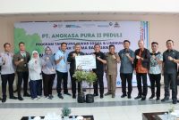 PT Angkasa Pura II SMB melalui program Tanggung Jawab Sosial Lingkungan [TJSL]-nya menyerahkan 125 bibit tanaman Bougenville kepada Pemerintah Kota [Pemkot] Palembang untuk menghiasi wajah 'Kota Tertua'.