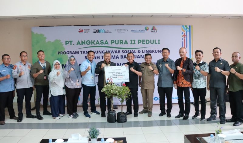PT Angkasa Pura II SMB melalui program Tanggung Jawab Sosial Lingkungan [TJSL]-nya menyerahkan 125 bibit tanaman Bougenville kepada Pemerintah Kota [Pemkot] Palembang untuk menghiasi wajah 'Kota Tertua'.