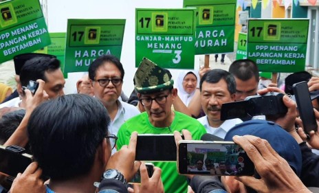 Ketua Bappilu PPP Sandiaga Salahuddin Uno didampingi Ketua DPW Partai Perindo Sumsel Febuar Rahman bersama Ketua Bidang SDM Perindo Andi Asmara kala menyambangi gelaran pelatihan, pemasaran dan permodalan Ganjar-Mahfud bersama PPP yang disambut antusiasme masyarakat Sumsel, Sabtu 30 Desember 2023.
