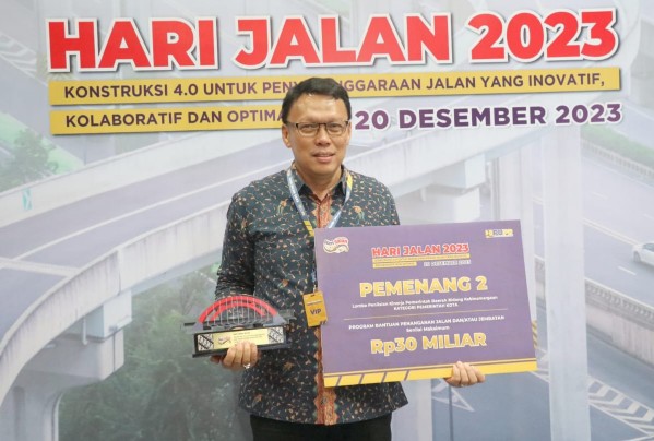 Kadis PUPR Palembang Ir H Ahmad Bastari Yusak ST MT IPM ASEAN Eng menerima penghargaan Kebinamargaan dari Dirjen Bina Marga Kementerian PUPR