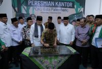 PJ Walikota H Ratu Dewa meresmikan kantor Pimpinan Cabang Nahdhatul Ulama [PC NU] Palembang berlokasi di Kecamatan Alang Alang Lebar pada Senin 4 Desember 2023.