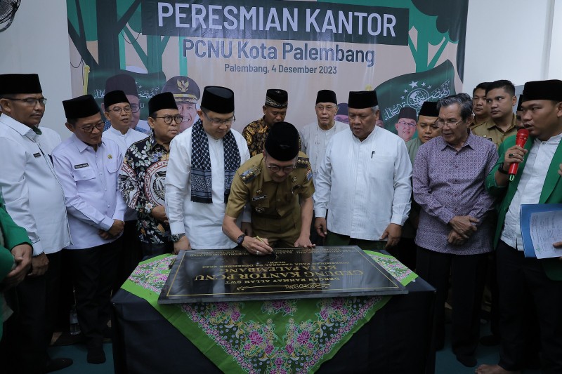 PJ Walikota H Ratu Dewa meresmikan kantor Pimpinan Cabang Nahdhatul Ulama [PC NU] Palembang berlokasi di Kecamatan Alang Alang Lebar pada Senin 4 Desember 2023.