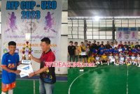 Penanggung Jawab Pelaksana, Dr Arif Hidayat MPd saat menyerahkan piala kepada pemenang