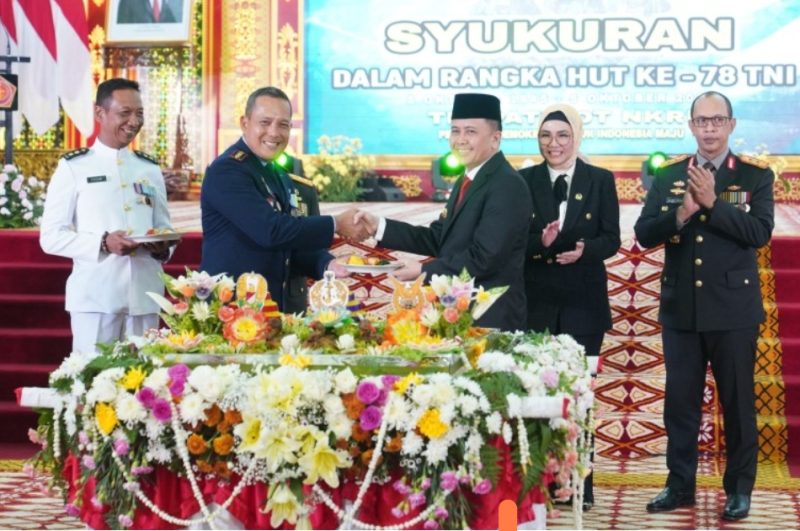 Ketua DPRD Provinsi Sumatera Selatan, Dr Hj RA Anita Noeringhati SH MH aktif berpartisipasi menghadiri rangkaian peringatan Hari Ulang Tahun [HUT] ke-78 Tentara Nasional Indonesia (TNI) tahun 2023.