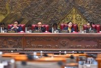 Wakil Ketua DPR Lodewijk F Paulus saat pengesahan RUU tentang Perubahan Kedua atas UU Nomor 11 Tahun 2008 tentang ITE dalam rapat paripurna