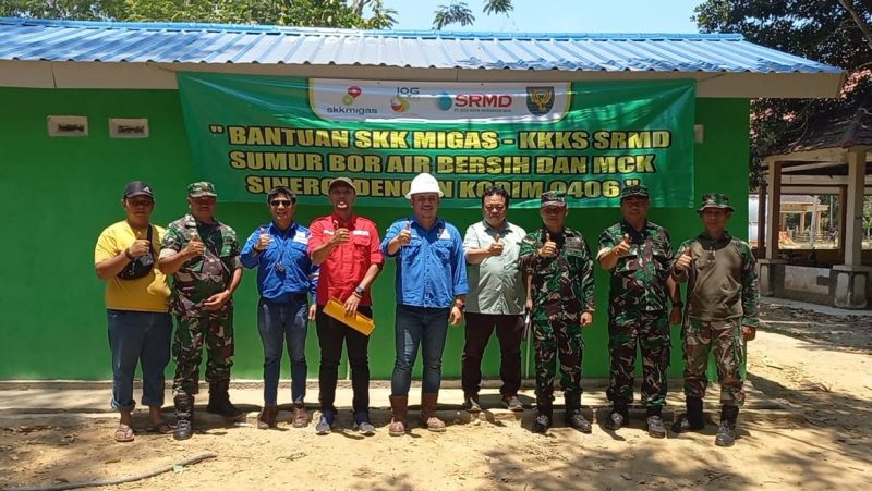 Public Relation SRMD, Rico Myrevanda saat penyerahan bantuan MCK dan sumur bor kepada Kepala Desa Belani Paisol