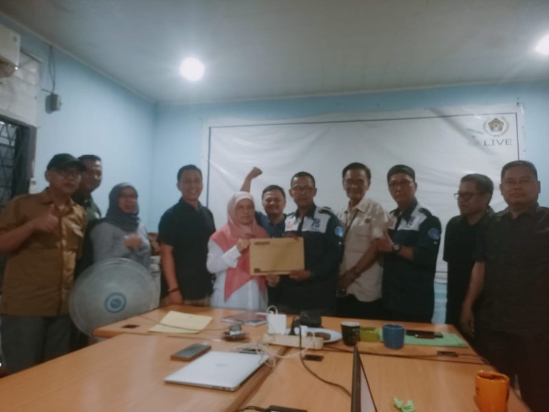 Dwitri Kartini saat mendaftarkan diri sebagai calon ketua PWI Sumsel, Rabu (13/12/2023)