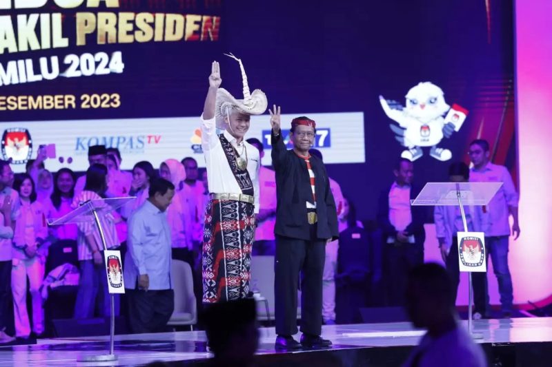 Calon Presiden no urut 3 Ganjar Pranowo berfoto bersama cawapres Mahfud MD saat debat cawapres di Jakarta Convention Center (JCC), Jakarta Pusat, Jumat (22/12/2023)