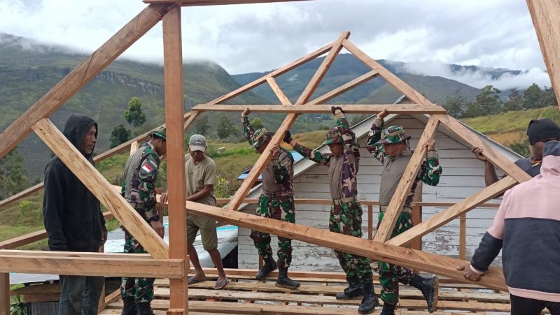 Satgas Yonif 721/Makkasau Bedah Rumah Milik Kades Ninengwa