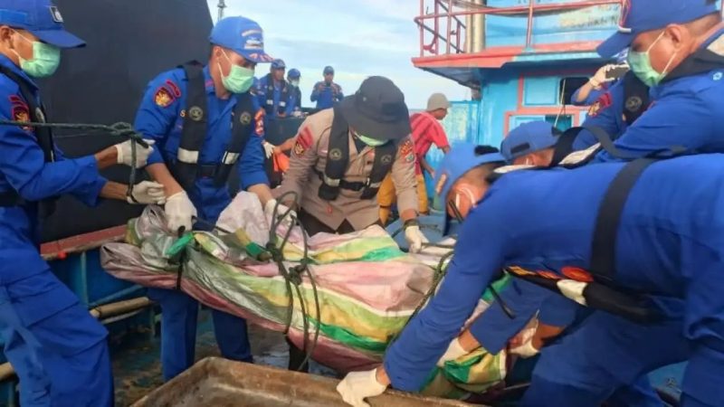 Proses evakuasi korban meninggal penumpang Kapal LCT Bora V yang tenggelam di Perairan Sitaro. (Foto: Dit Polairud Polda Sulut)