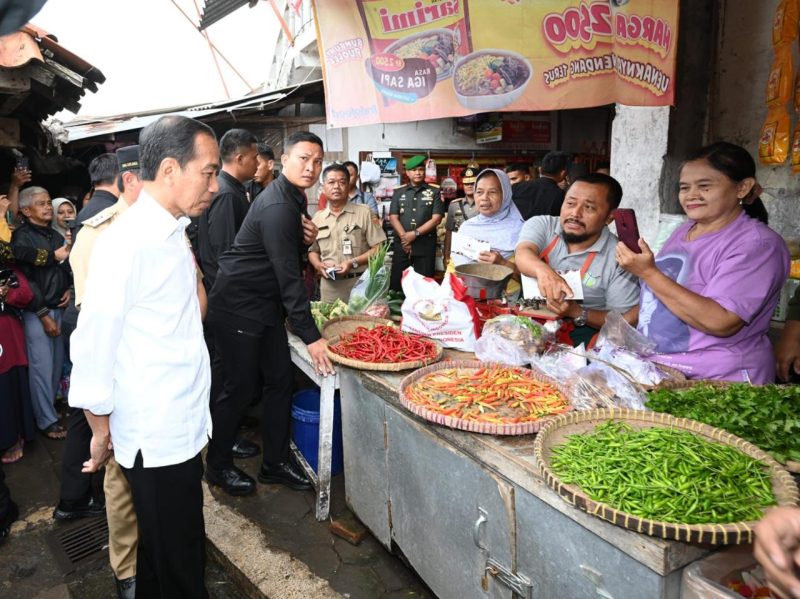 Presiden Jokowi mengunjungi Pasar Mungkid, Kabupaten Magelang, Senin (29/01/2024), untuk mengecek harga-harga kebutuhan pokok. (Foto: BPMI Setpres)