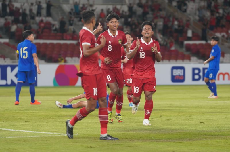 Timnas U-20 Indonesia saat melawan Thailand U-20 dalam laga uji coba internasional di Stadion Utama Gelora Bung Karno, Jakarta, Jumat (26/1)