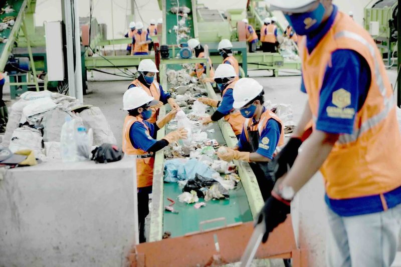 Proses pemilahan sampah yang akan diolah menjadi Refuse Derived Fuel (RDF) di TPST Tamanmartani, Kalasan, Kabupaten Sleman, DI Yogyakarta.