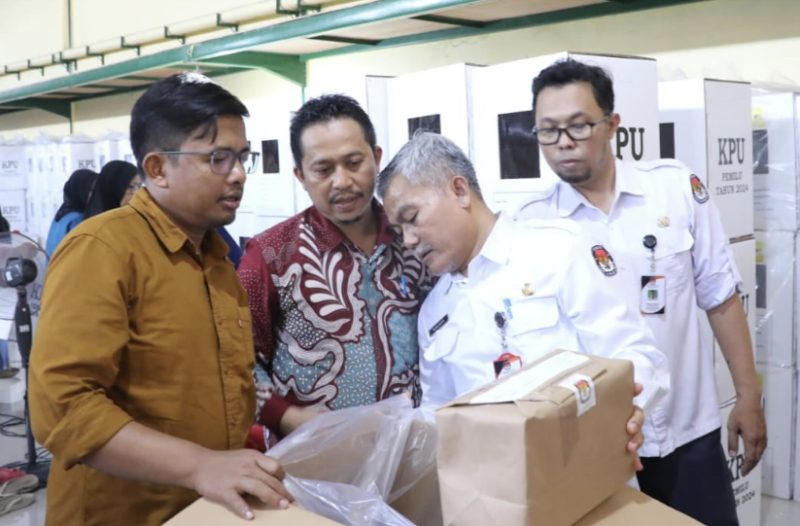 nggota KPU Idham Holik saat monitoring kesiapan Gudang Logistik dan Sortir Lipat Surat Suara Pemilu Tahun 2024 di kabupaten Bantul, DIY