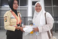 Petugas LRT Jabodebek saat mengembalikan barang pengguna LRT yang tertinggal 