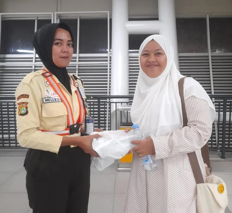 Petugas LRT Jabodebek saat mengembalikan barang pengguna LRT yang tertinggal 
