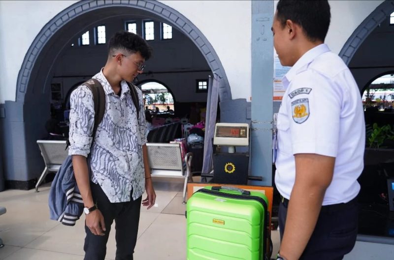 Petugas KAI saat menimbang bagasi penumpang