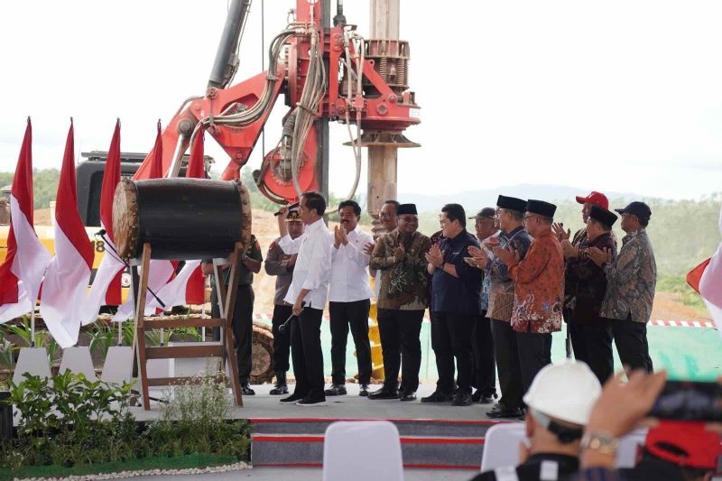 Sesi pemukulan bedug oleh Presiden Joko Widodo dalam acara groundbreaking pembangunan Gedung dan Kawasan Masjid Negara IKN, Rabu (17/1)
