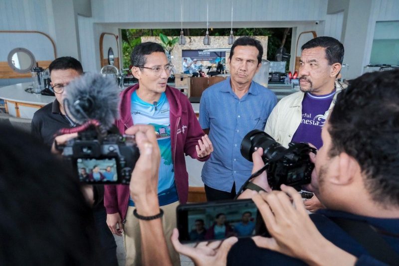 Menparekraf Sandiaga Uno memberikan keteranan pers usai meninjau pengembangan Pulau Nirup sebagai prototipe destinasi hijau dan berkelanjutan di Batam, Kepulauan Riau, Senin (1/1/2024)