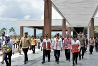 Menteri Perhubungan Budi Karya Sumadi mengecek progres pembangunan Bandara Singkawang di Kelurahan Pangmilang, Kota Singkawang, Kalimantan Barat
