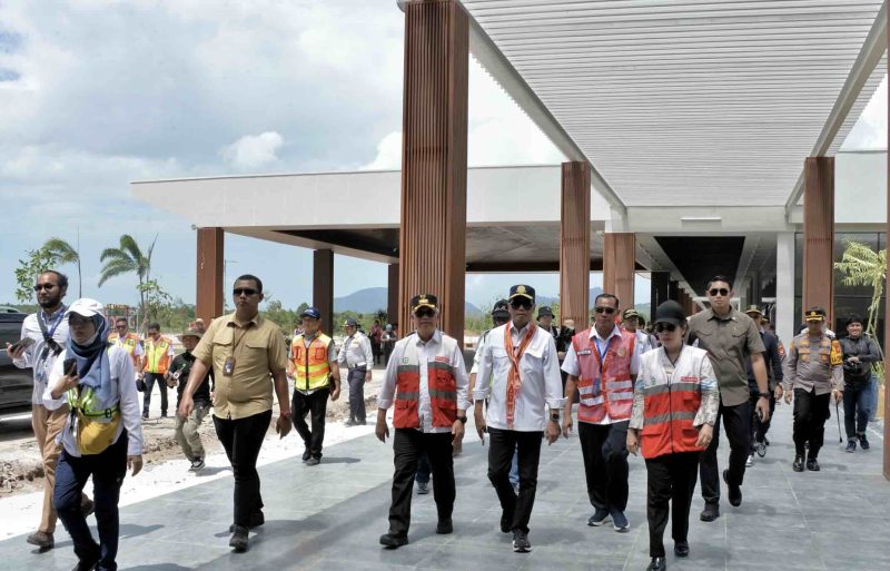 Menteri Perhubungan Budi Karya Sumadi mengecek progres pembangunan Bandara Singkawang di Kelurahan Pangmilang, Kota Singkawang, Kalimantan Barat