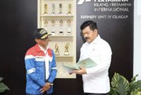 ATR/BPN), Hadi Tjahjanto menyerahkan sertifikat tanah aset PT Kilang Pertamina Internasional Refinery Unit (KPI RU) IV Cilacap